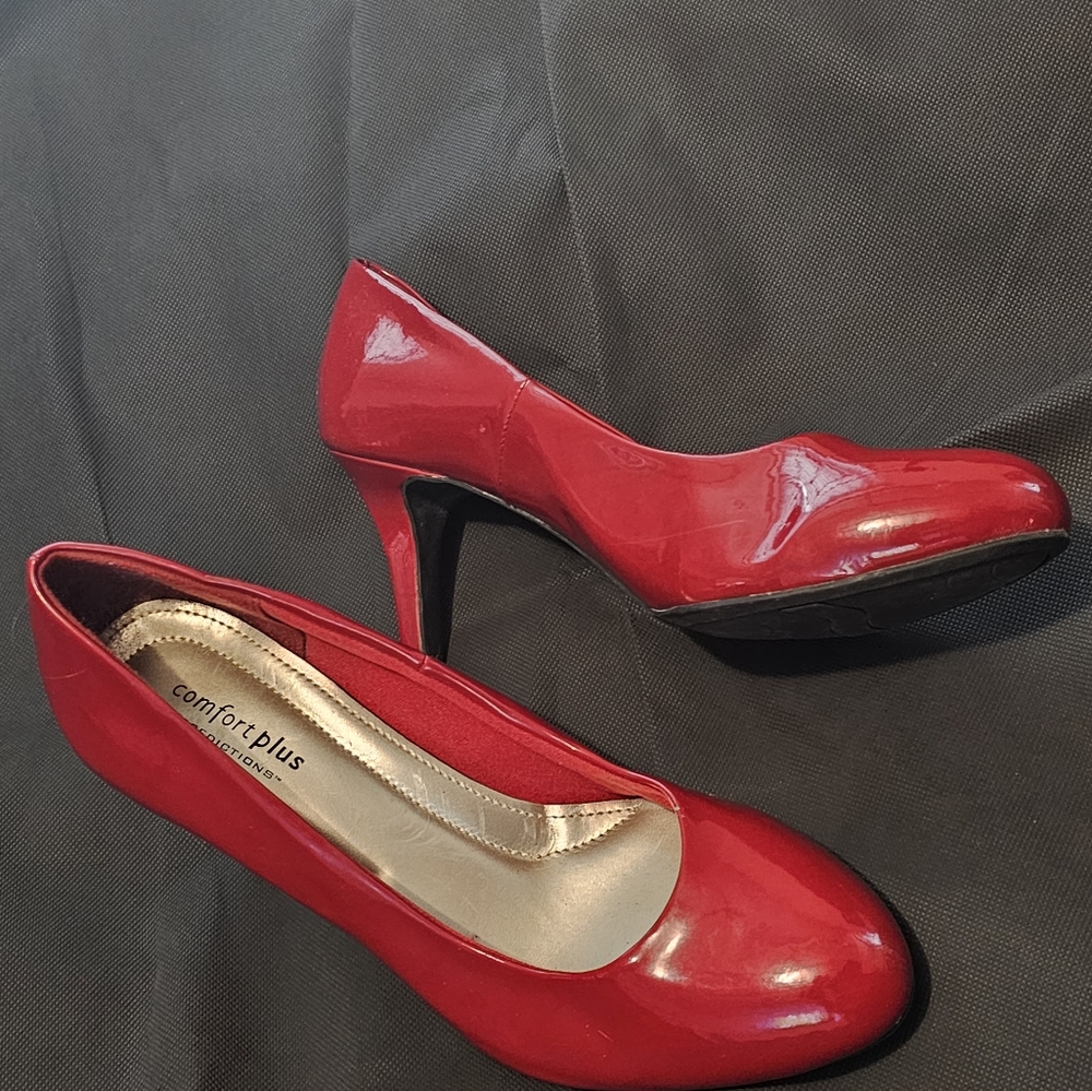 Red size 8.5W pumps